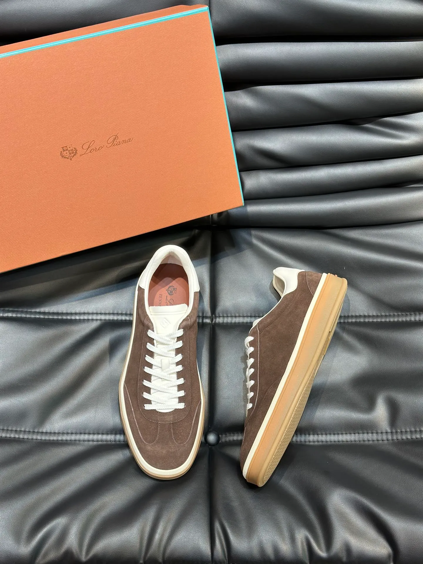 p420 Men's Shoes New 🆕Lp Old Money Style Men's Low-top Casual Tennis Shoes Loro Piana's high-end series has launched sports shoe styles made of soft cowhide. The breathable properties and flexible texture of natural materials make the sneakers both functional and comfortable. The high-quality metal-free tanning and tumble process highlights the natural texture of the leather, while the camel-colored sole and white rubber trim create a double-layer sole effect, making it an everyday shoe that can easily create a lazy and casual style! Size: 39-44 (45, 46 customized